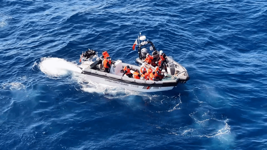 全记录！中国海警在中国黄岩岛附近海域向菲方顺利移交17名菲籍获救船员(图1)