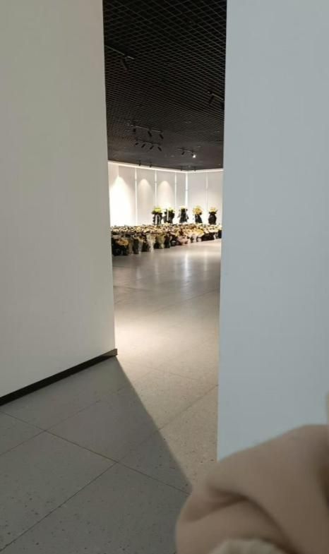 Kaiyun：张雪峰公司楼下摆满悼念鲜花！室内还有花圈员工发声曝去世细节(图5)