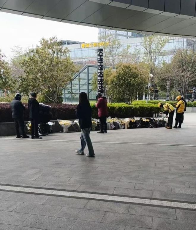 Kaiyun：张雪峰公司楼下摆满悼念鲜花！室内还有花圈员工发声曝去世细节(图3)