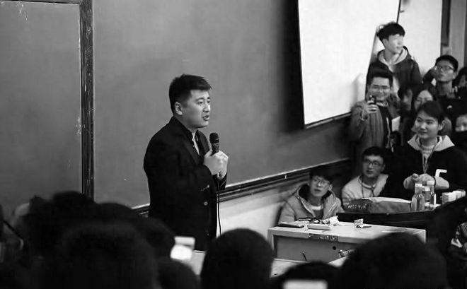 Kaiyun：张雪峰公司楼下摆满悼念鲜花！室内还有花圈员工发声曝去世细节(图1)