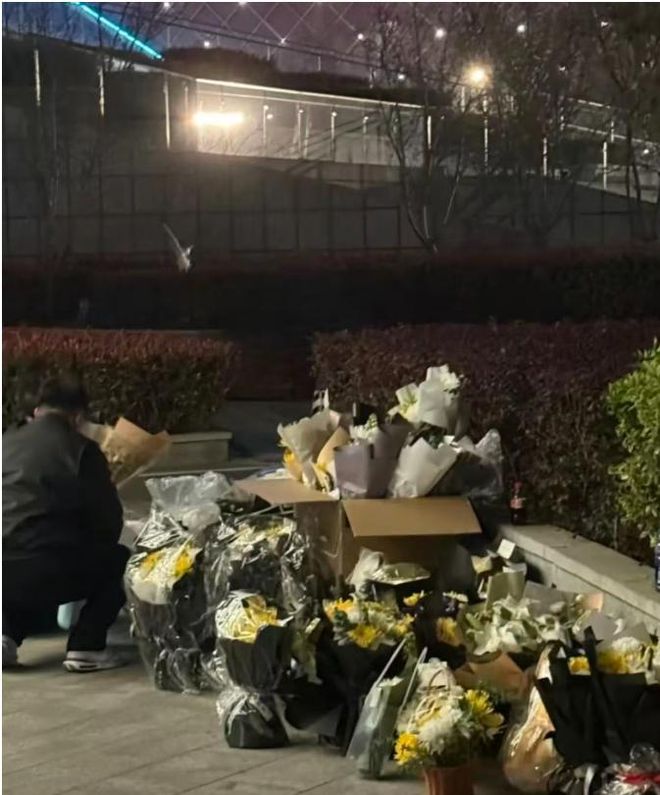 Kaiyun：张雪峰公司楼下摆满悼念鲜花！室内还有花圈员工发声曝去世细节(图2)