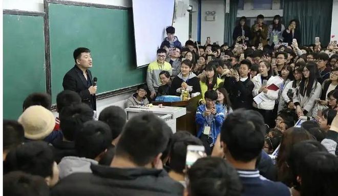 Kaiyun：张雪峰公司楼下摆满悼念鲜花！室内还有花圈员工发声曝去世细节(图8)