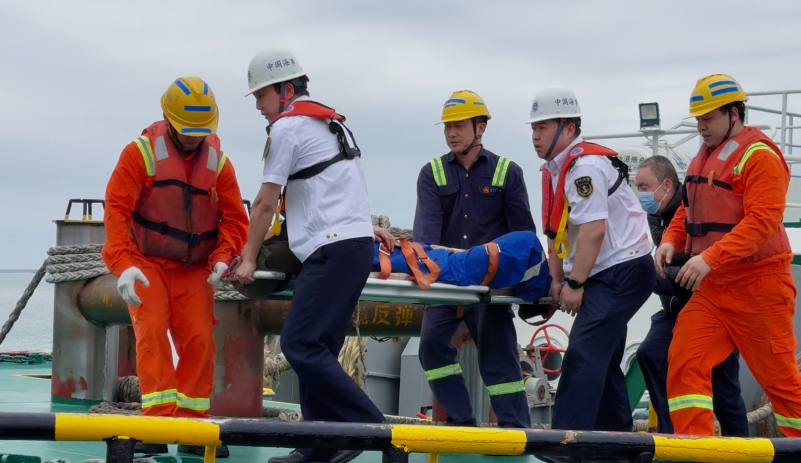 汕头海事接力救助受伤船员(图1)