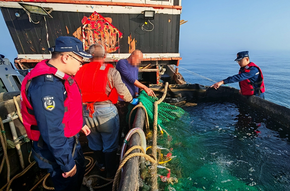 3小时！13艘！117人！ ——山东烟台海警局开展打击违规捕捞专项执法行动(图1)