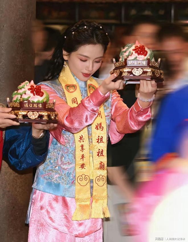 Kaiyun：自带气场！刘涛赴湄洲岛为妈祖庆生守夜祈福端庄温柔(图3)