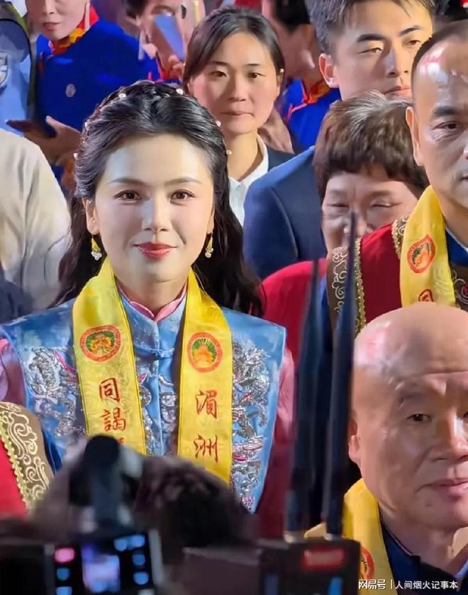 Kaiyun：自带气场！刘涛赴湄洲岛为妈祖庆生守夜祈福端庄温柔(图1)