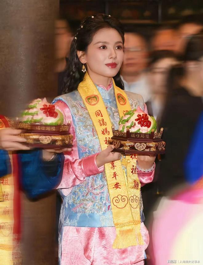 Kaiyun：自带气场！刘涛赴湄洲岛为妈祖庆生守夜祈福端庄温柔(图2)