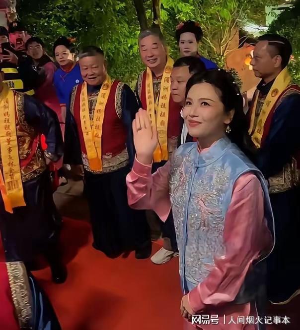 Kaiyun：自带气场！刘涛赴湄洲岛为妈祖庆生守夜祈福端庄温柔(图4)