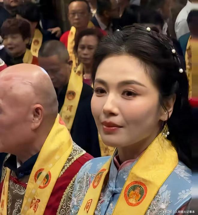 Kaiyun：自带气场！刘涛赴湄洲岛为妈祖庆生守夜祈福端庄温柔(图7)