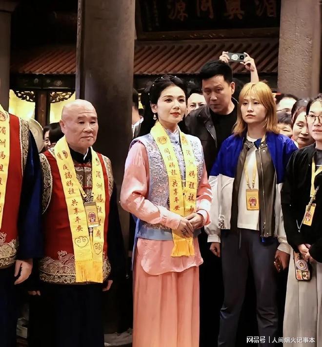 Kaiyun：自带气场！刘涛赴湄洲岛为妈祖庆生守夜祈福端庄温柔(图9)