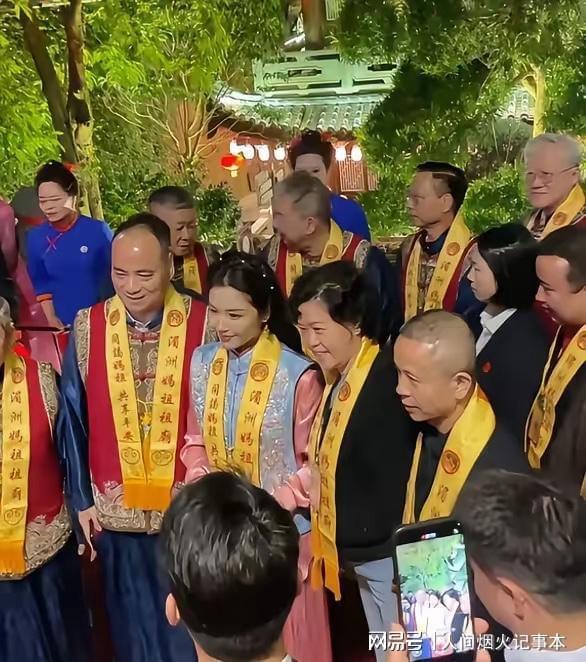 Kaiyun：自带气场！刘涛赴湄洲岛为妈祖庆生守夜祈福端庄温柔(图6)