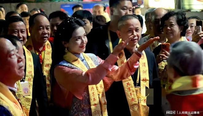 Kaiyun：自带气场！刘涛赴湄洲岛为妈祖庆生守夜祈福端庄温柔(图8)