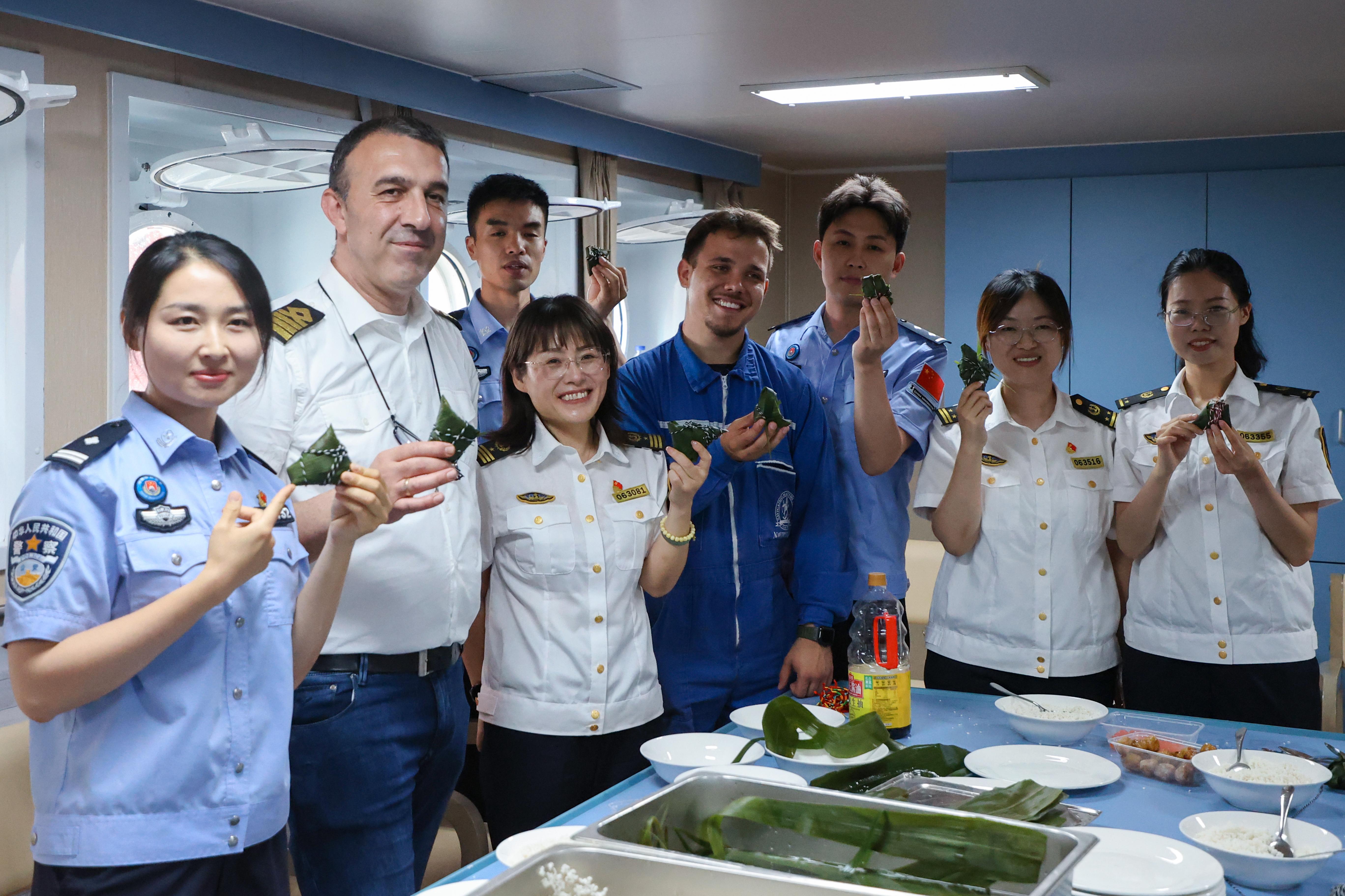 Kaiyun：镇江市船员行业党委联合镇江边检站开展慰问活动(图2)