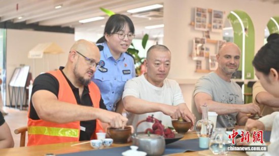 国际海员在浙江宁波沉浸式体验中国文化(图1)