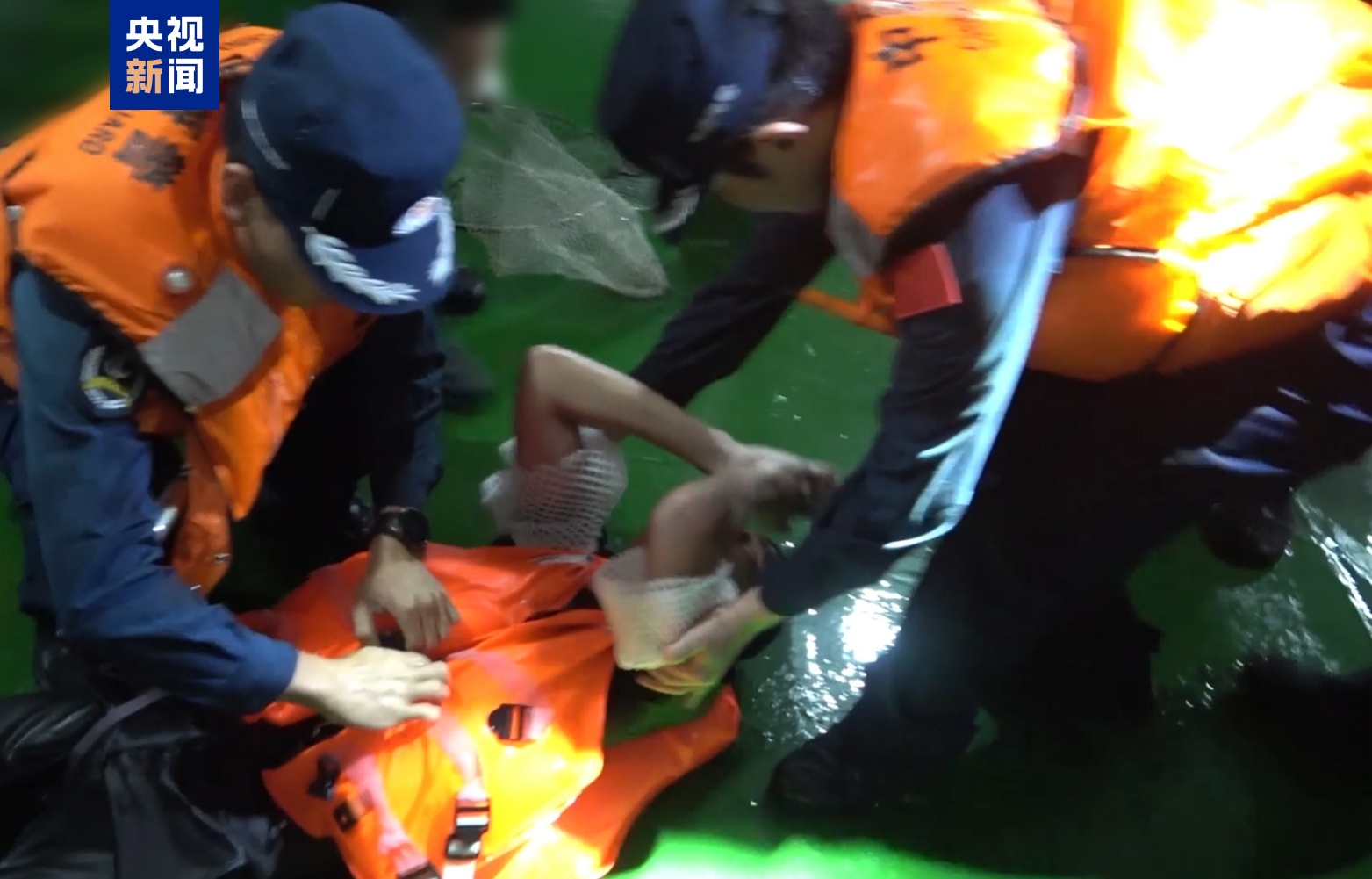 再救起2人中方已成功救援47名越南遇险船员(图2)
