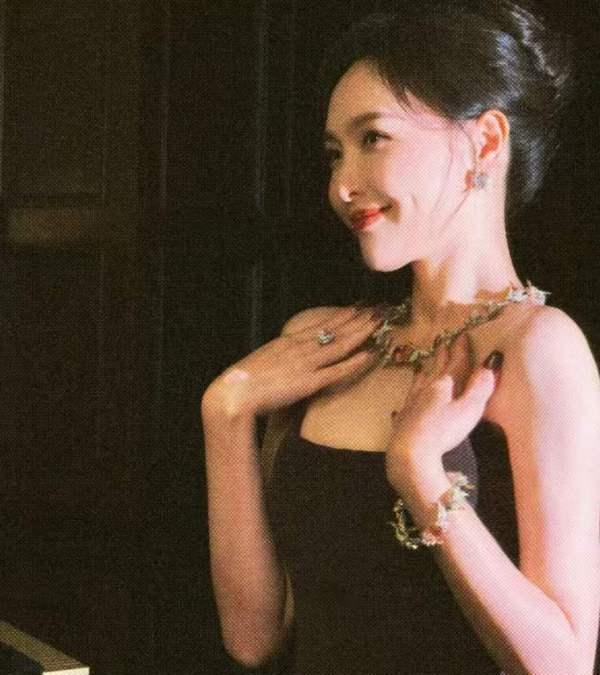 Kaiyun：唐嫣盘发抹胸黑裙好优雅高珠美人的从容魅力(图2)