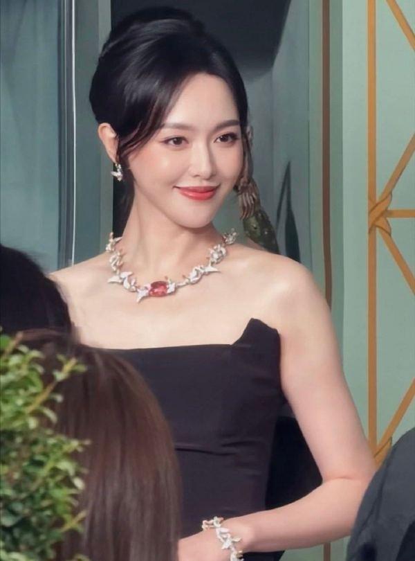 Kaiyun：唐嫣盘发抹胸黑裙好优雅高珠美人的从容魅力(图1)