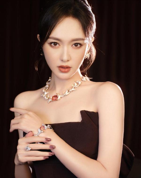 Kaiyun：唐嫣盘发抹胸黑裙好优雅高珠美人的从容魅力(图3)